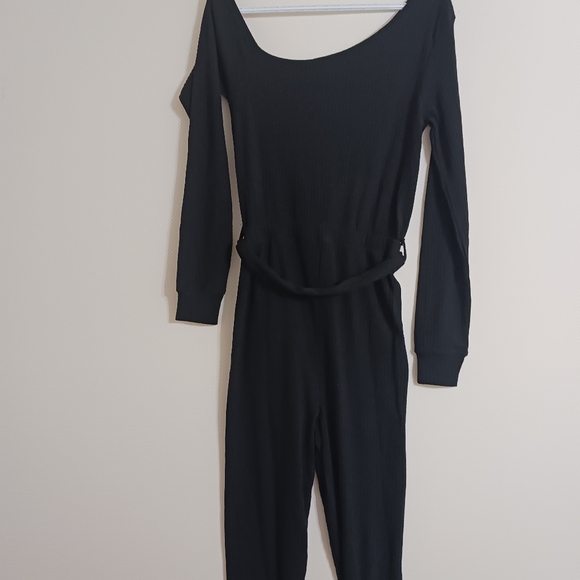 Missguided Off the shoulder Beltef Jumpsuit. - Picture 2 of 8